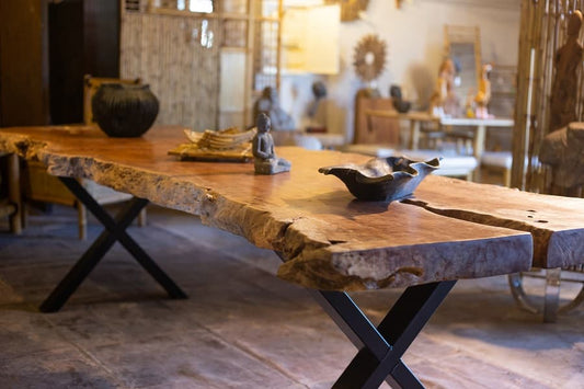 Comment nettoyer une table en bois : Guide complet et astuces d'entretien